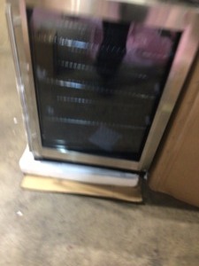 Magic Chef Beverage 23.4 in. 154 (12 oz.) Can Beverage Cooler, Stainless Steel Damaged door customer return see pictures