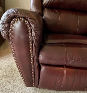 lot 63 image: Leather Recliner