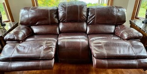 lot 44 image: Fantastic Leather Sofa w Reclining Ends
