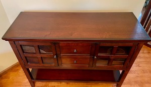 lot 4 image: Beautiful Buffet Server - Console Cabinet