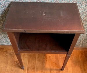 lot 18 image: Accent Table