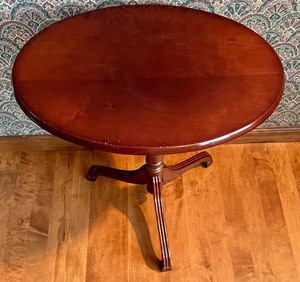 lot 20 image: Petite Accent Table
