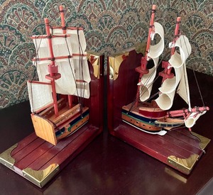 lot 17 image: Stellar Ship Bookends