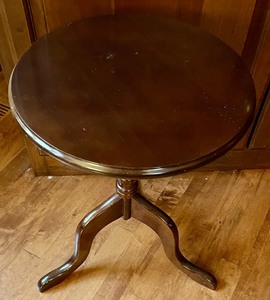 lot 28 image: Petite Accent Table