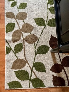 lot 24 image: Leaf Pattern Area Rug