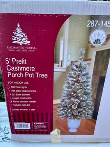 lot 161 image: Holiday Decor