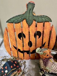 lot 100 image: Harvest and Halloween Grouping