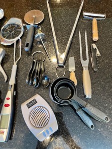 lot 115 image: Kitchen Utensils