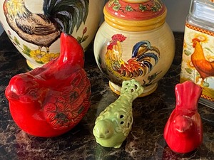 lot 147 image: Fun and Bright Chicken & Bird Decor