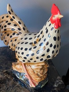 lot 148 image: Large Rooster & Chicken Figurines