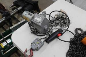 lot 28 image: Little Mule Chain Hoist 12-Ton