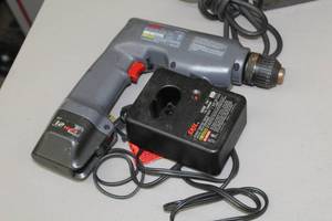 lot 73 image: Skil HD2736 12V Cordless 38 Drill  with Battery, Charger