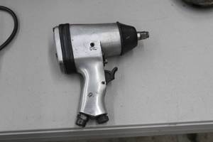 lot 72 image: Pneumatic 12 Impact Wrench