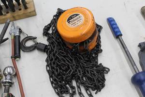 lot 108 image: Pittsburgh Chain Hoist 996 1-Ton