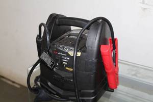 lot 124 image: Schumacher SJ1331 Battery Boost Pack 800A  Air Compressor