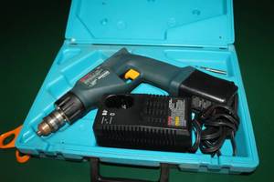 lot 112 image: Bosch 3050VSR 9.6V Cordless Drill  with Battery, Charger and Case