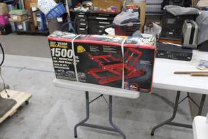 lot 142 image: Team Mechanix ATVMotorcycle Jack 1500-lbs (in original box)