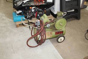 lot 137 image: Montgomery Ward 75-6588 Air Compressor 40PSI
