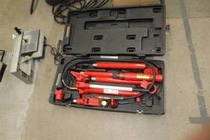 lot 13 image: Hydraulic Body Frame Repair Kit 10-Ton  with Plastic Case