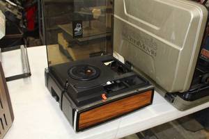 lot 172 image: Kodak Moviedeck Projector 435