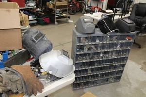 lot 182 image: Lot of Welding Gear  - Welding Masks (x5), Welding Gloves (no matched pairs)