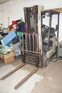 lot 2 image: Crown 36V Electric Fork Lift  with Sideshifter Attachment SU434504, Gould Ferrocharger Motive Power Charger