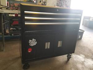 lot 955 image: Husky Metal Rolling Tool Chest 3-drawer 2-door with Wood Top Black 43Lx18Wx38H  with Keys