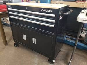 lot 954 image: Husky Metal Rolling Tool Chest 3-drawer 2-door with Wood Top Black 43Lx18Wx38H  with Keys