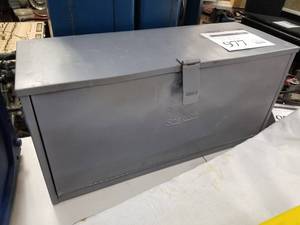 lot 977 image: Vintage Snap-on Metal Tool Box 3-drawer