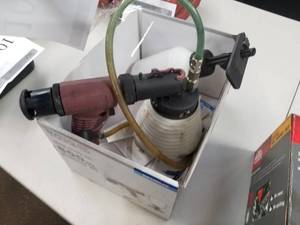 lot 1048 image: Matco Tools Vacuum Brake Bleeding Kit 800ml BB70854K