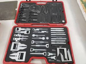 lot 1054 image: Mac Tools Radio Removal Kit (incomplete)