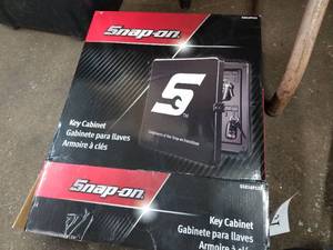 lot 1059 image: Snap-on Metal Key Cabinet