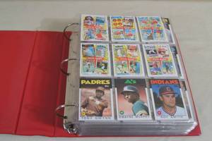 lot 121 image: Binder of 1986 Topps Baseball Cards - Great Condition