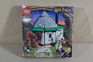 lot 38 image: LEGO Harry Potter #4707 Hagrids Hut Retired Building Set