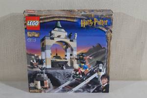 lot 37 image: LEGO Harry Potter #4714 Gringotts Bank Retired Building Set