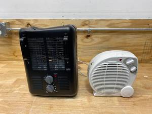 lot 102 image: Space Heaters- Lot of 2