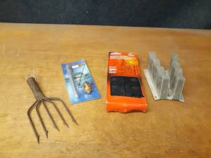 lot 1053 image: Vintage 5-Tine Spearfishing Spear Head, Rod Holders and Pen Fishing Rod