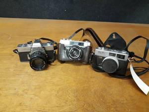 lot 1065 image: Lot of (3) Vintage Minolta Cameras - SRT102, 1000 and Hi-Matic E