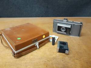 lot 1067 image: Vintage Polaroid Land Camera Model J66