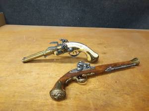 lot 1079 image: Pair of Decorative Antique Guns - Reproductions - Non Functioning