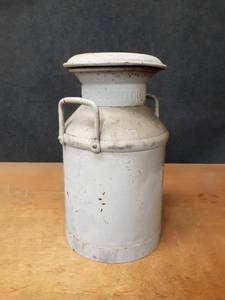 lot 1085 image: Vintage Standard Oil 5 Gallon Can - About 20 Tall