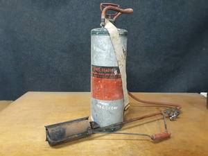 lot 1087 image: Vintage David Bradley 4-Gallon Torch and Weed Burner Kit