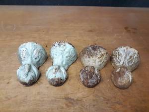 lot 1093 image: Set of (4) Antique Cast Iron Claw Foot Tub Feet