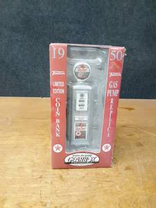 lot 1146 image: Gearbox Replica Sky Chief 1950 Gas Pump Coin Bank - Box is about 11 Tall