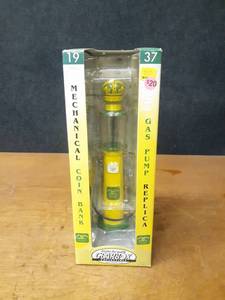 lot 1150 image: Gearbox John Deere Visible Gas Pump Mechanical Coin Bank  - Box is about 15-12 Tall