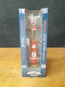lot 1152 image: Gearbox Skelly Visible Gas Pump Mechanical Coin Bank  - Box is about 15-12 Tall