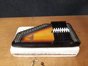 lot 1006 image: ChromAHarp Autoharp