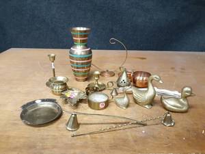 lot 1170 image: Vintage and Modern Brass  Copper Dcor