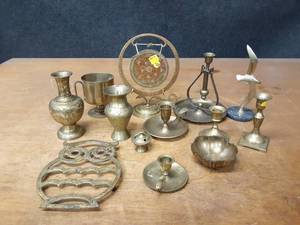 lot 1189 image: Vintage and Modern Brass Dcor