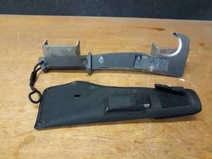 lot 1195 image: Gerber Machete w Holster - Used